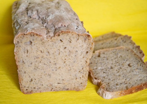 Fotografia przedstawiająca Chleb z mąką kukurydzianą i chia