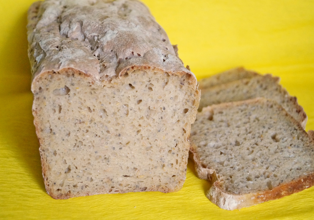 Chleb z mąką kukurydzianą i chia foto