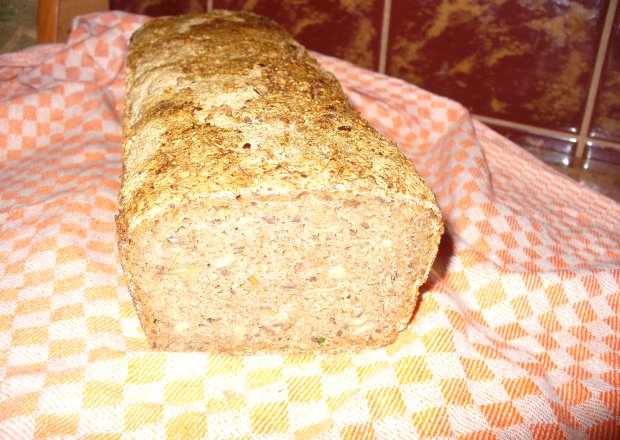 Fotografia przedstawiająca Chleb z mąki pszennej razowej z dodatkiem ziaren na zakwasie