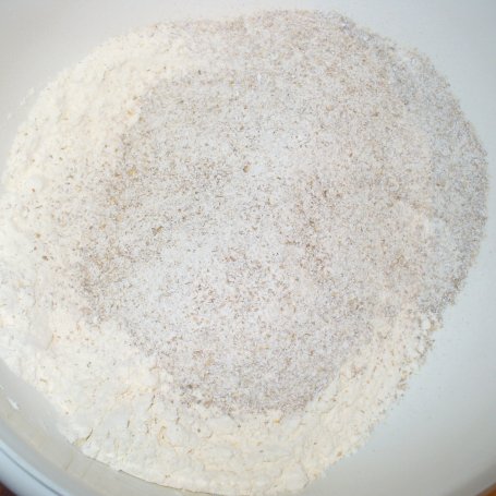 Krok 1 - Chleb z mąki pszennej razowej z dodatkiem ziaren na zakwasie foto