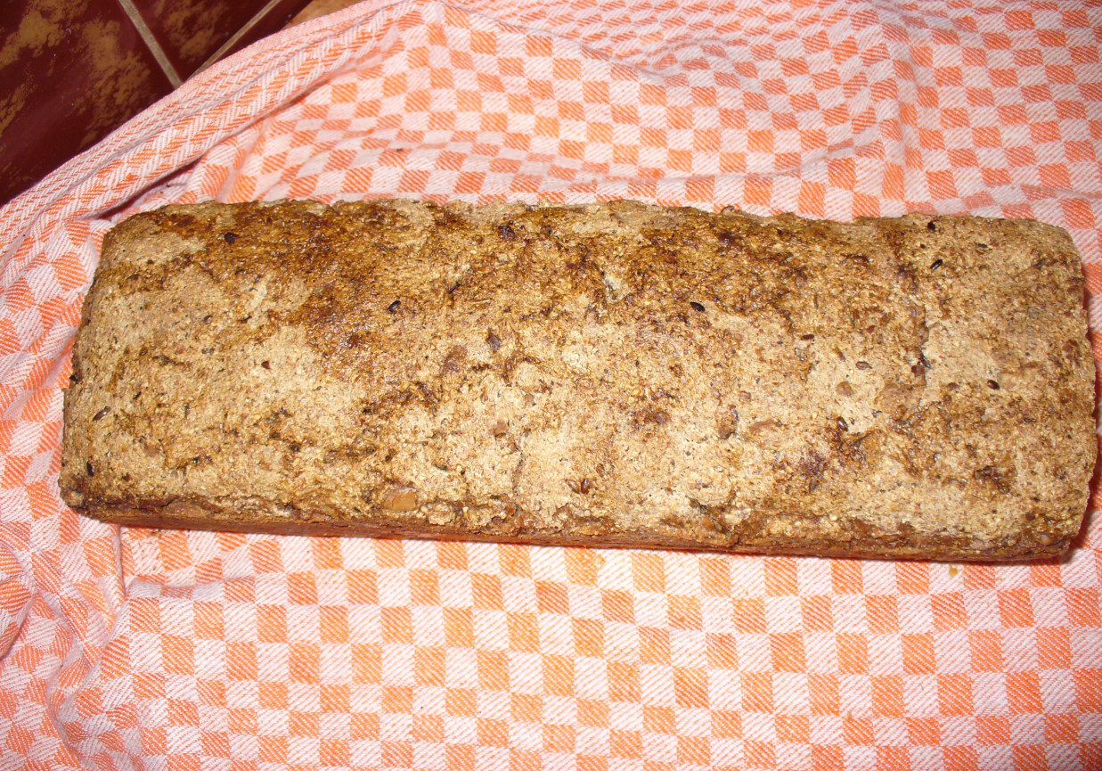 Chleb z mąki pszennej razowej z dodatkiem ziaren na zakwasie foto