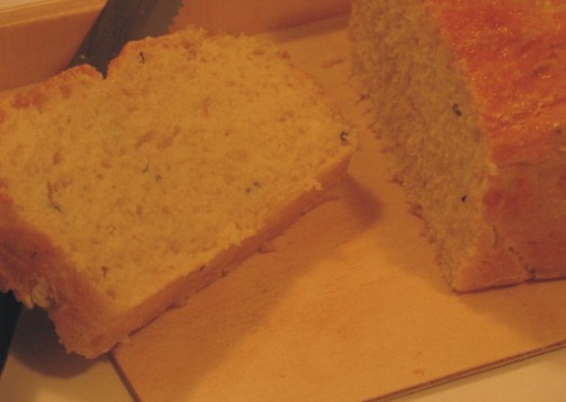 Fotografia przedstawiająca Chleb z miodem i twarożkiem.