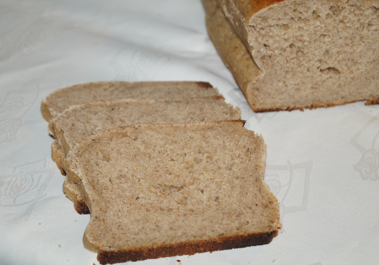 Chleb z mlekiem i twarożkiem foto