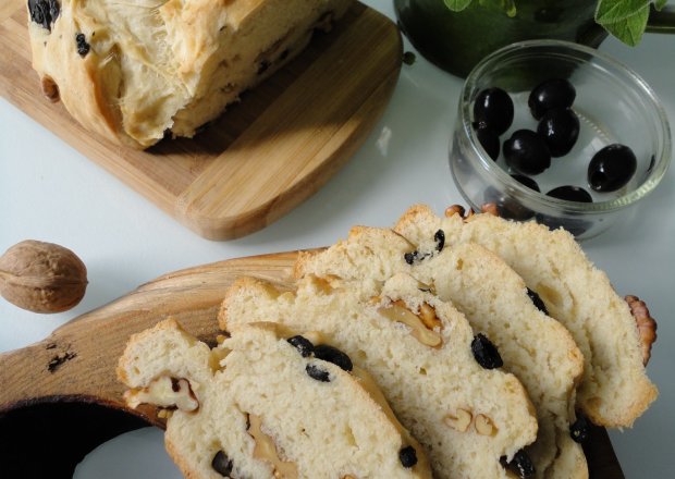 Fotografia przedstawiająca Chleb z oliwkami i orzechami