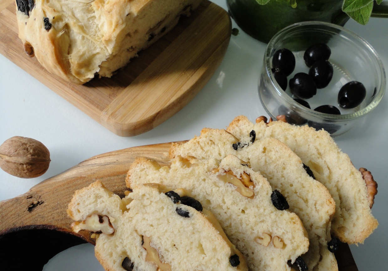 Chleb z oliwkami i orzechami foto