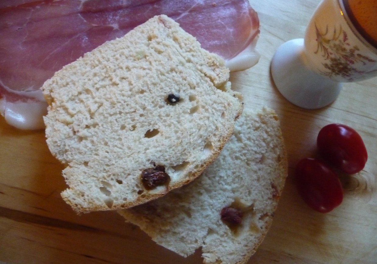 Chleb z oliwkami, kaparami i szynką foto