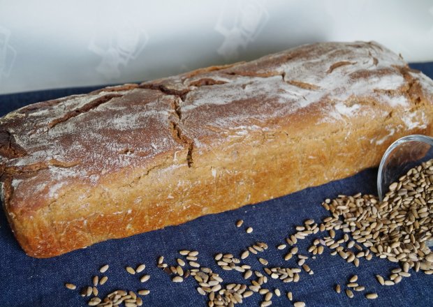 Fotografia przedstawiająca Chleb z ostropestem i siemieniem na zakwasie