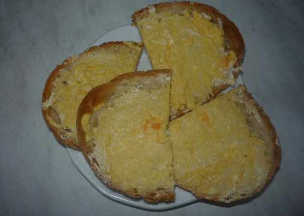 Fotografia przedstawiająca Chleb z pastą z sera