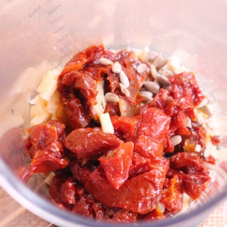 Krok 3 - Chleb z pesto pomidorowo bazyliowym foto