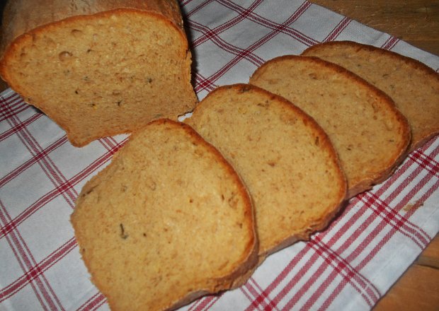 Fotografia przedstawiająca Chleb z pieczoną papryką i cukinią