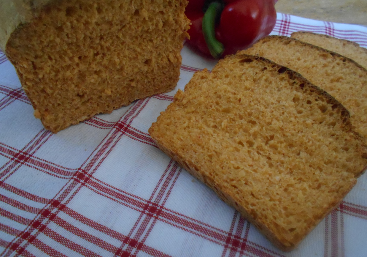 Chleb z pieczoną papryką i maślanką foto
