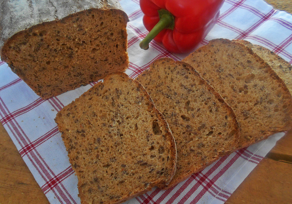 Chleb z pieczoną papryką i siemieniem lnianym foto
