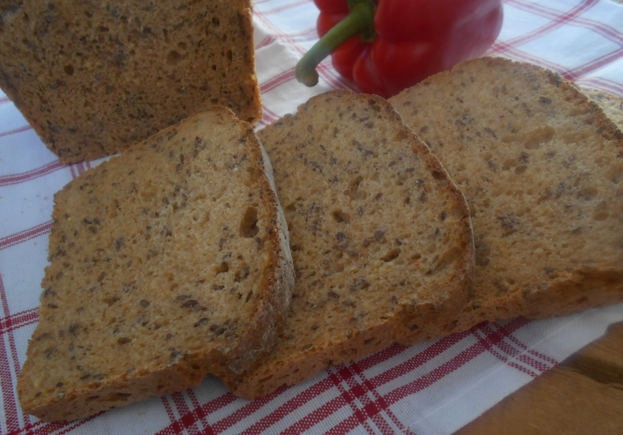 Chleb z pieczoną papryką i siemieniem lnianym foto