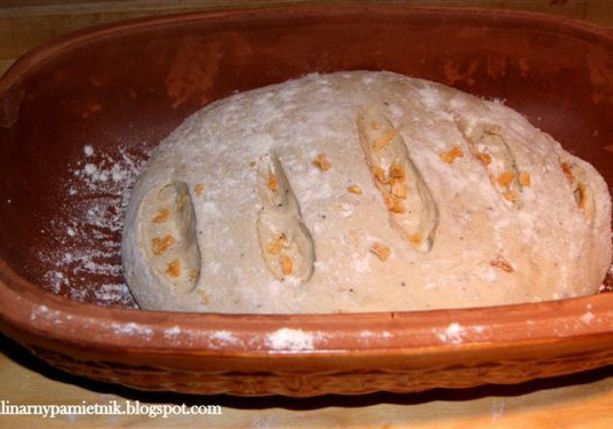 Chleb z pieprzem i prażoną cebulką foto