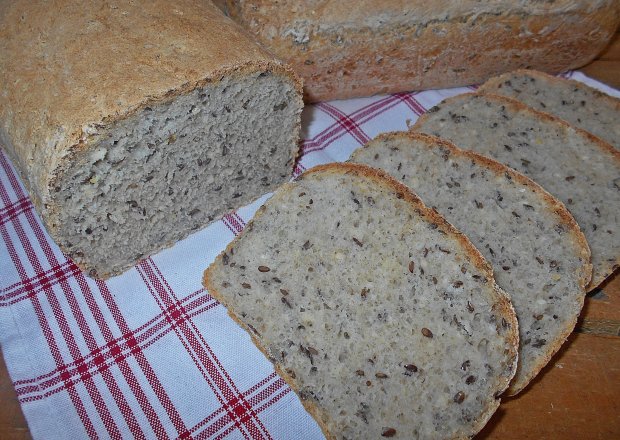 Fotografia przedstawiająca Chleb z płatkami i siemieniem lnianym