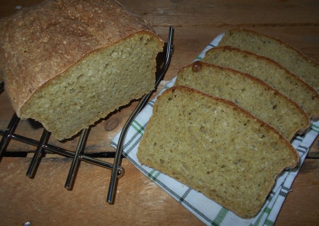 Fotografia przedstawiająca Chleb z płatkami jęczmiennymi i szpinakiem