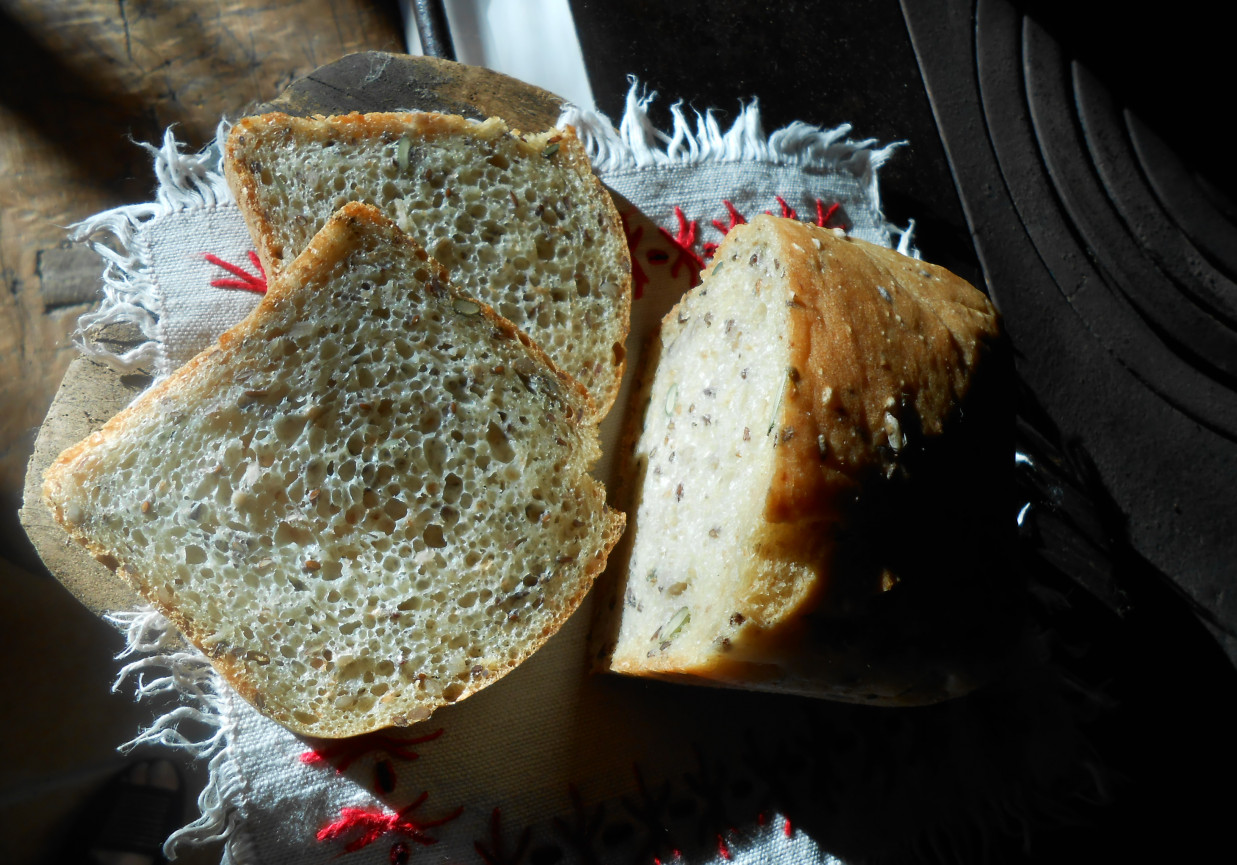 Chleb z płatkami owsianymi i oregano. foto