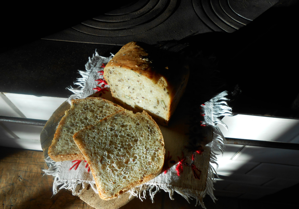 Chleb z płatkami owsianymi i oregano. foto