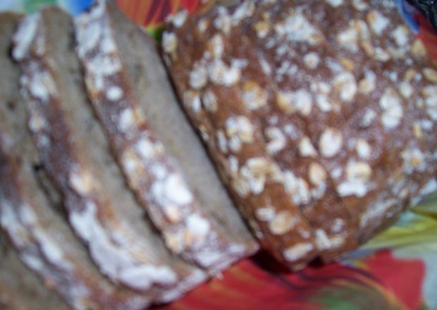 Fotografia przedstawiająca chleb z płatkami owsianymi