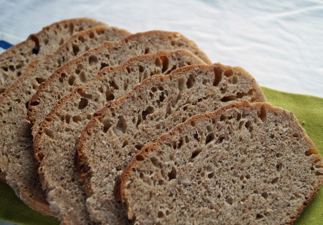 Chleb z prażonymi płatkami żytnimi foto