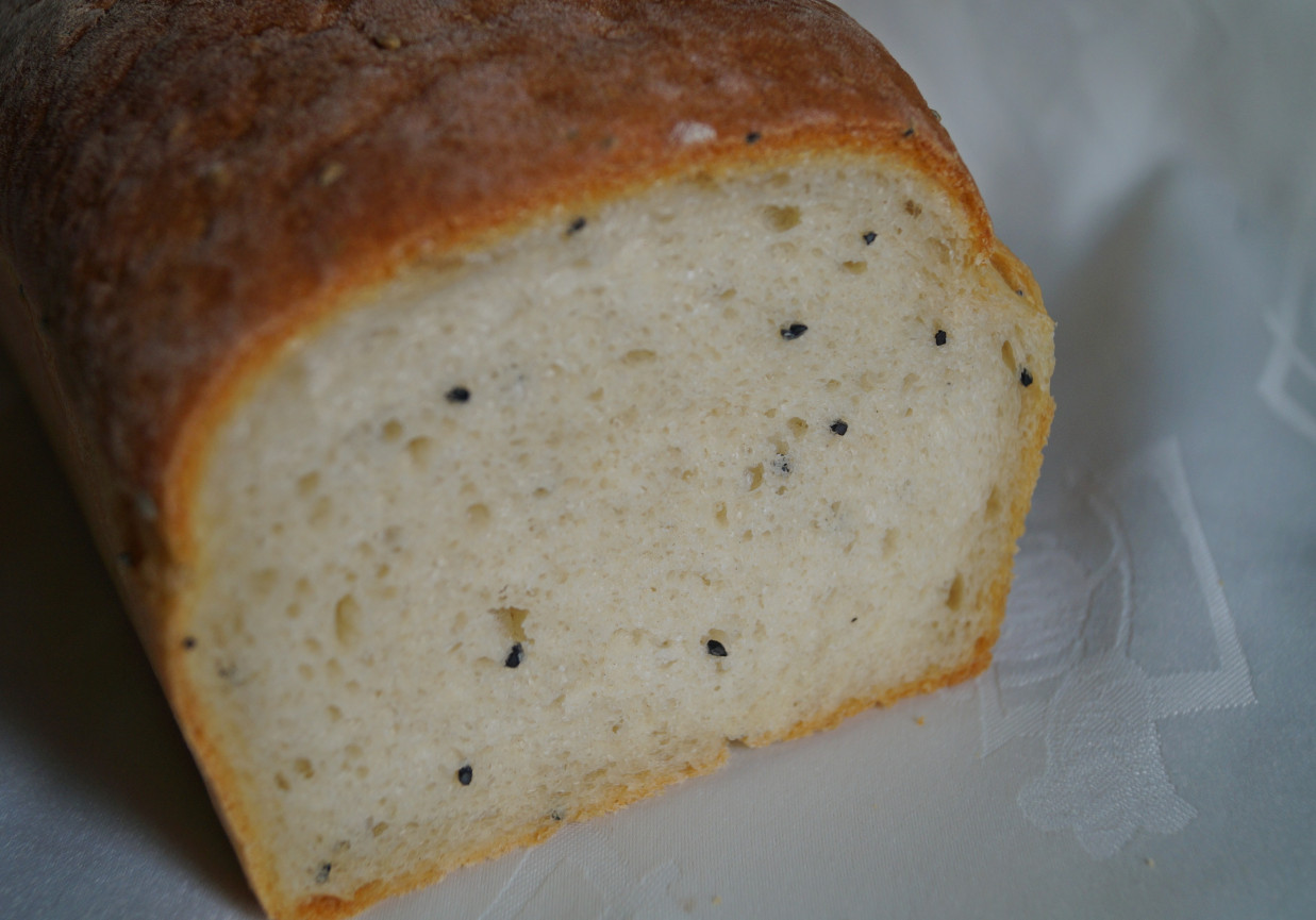 Chleb z ricottą i czarnuszką foto