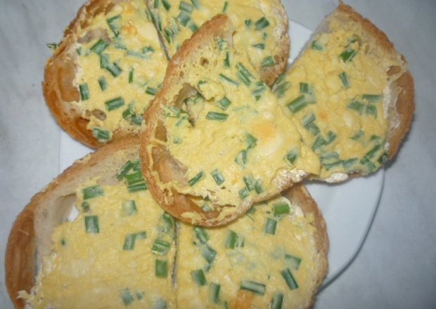 Fotografia przedstawiająca Chleb z serem i musztardą