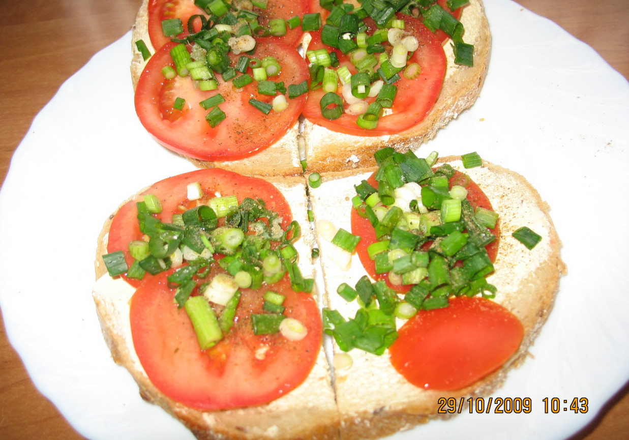 chleb z serem i pomidorem w jajku foto