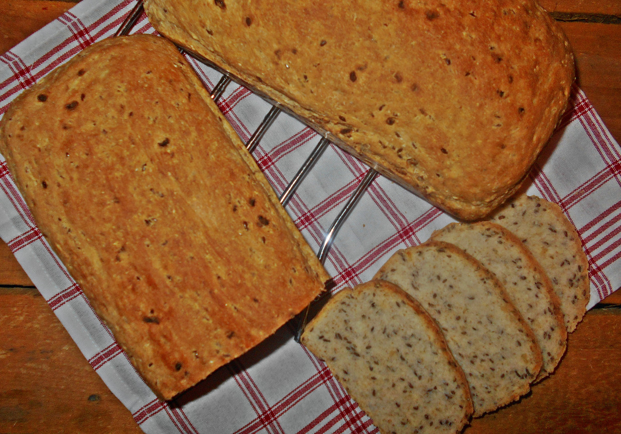 Chleb z siemieniem lnianym i suszoną cebulą foto
