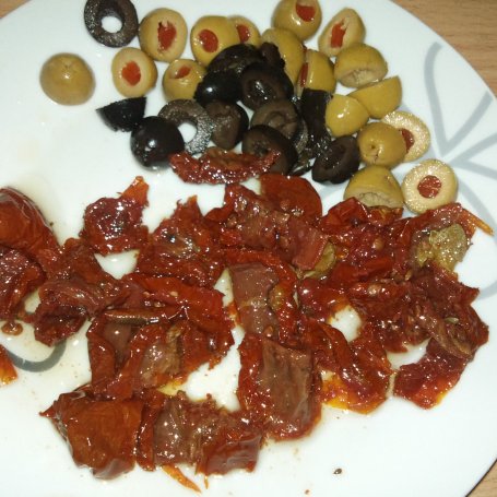Krok 1 - Chleb z suszonymi pomidorami i oliwkami foto