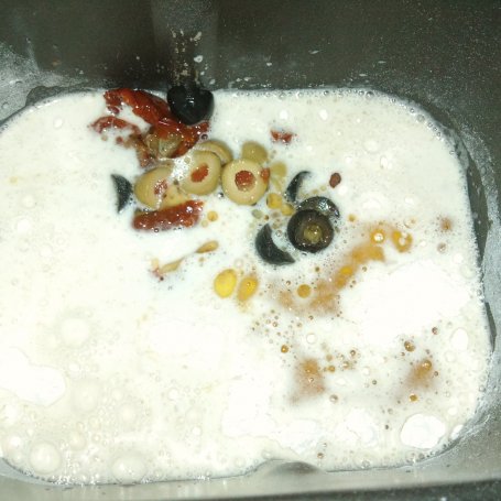Krok 2 - Chleb z suszonymi pomidorami i oliwkami foto
