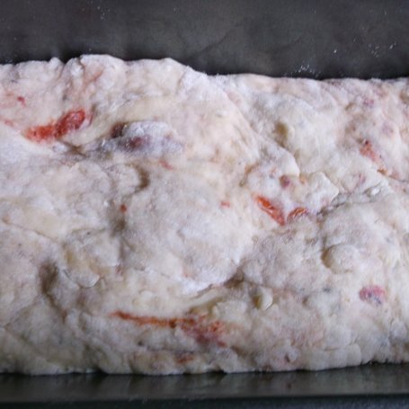 Krok 3 - Chleb z suszonymi pomidorami i serem żółtym. foto
