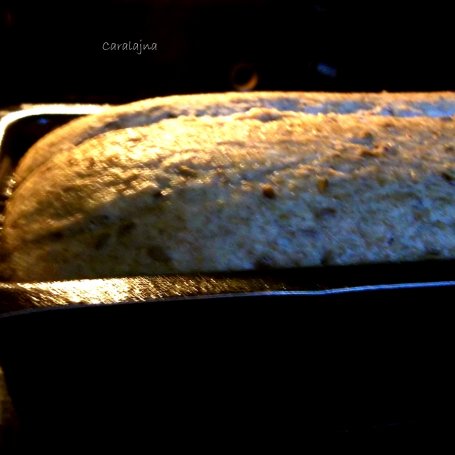 Krok 6 - chleb z trzech mąk z kolendrą, rozmarynem i siemieniem lnianym foto