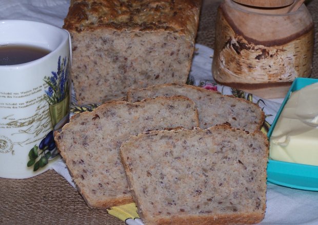 Fotografia przedstawiająca Chleb z ziarnami bardzo zdrowy, czyli na maślance razowy