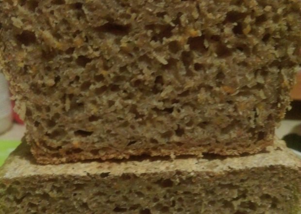 Fotografia przedstawiająca Chleb zakwasowy pełnoziarnisty  z dynią