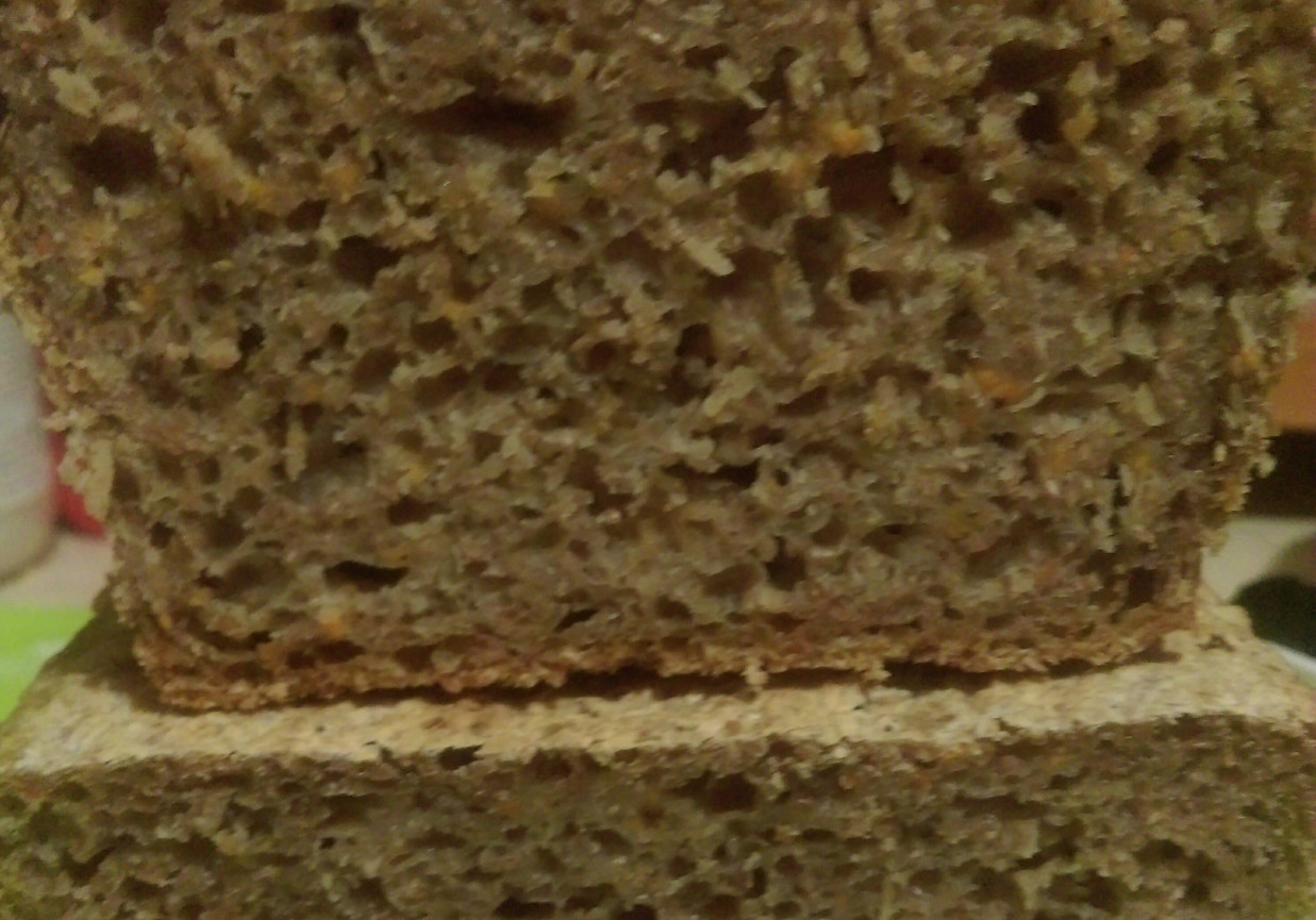Chleb zakwasowy pełnoziarnisty  z dynią foto
