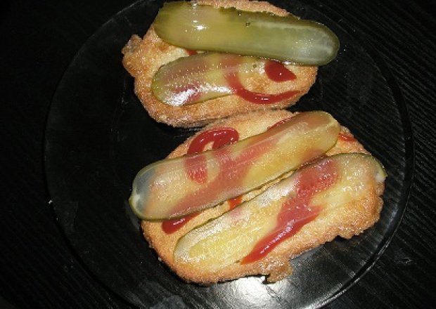 Fotografia przedstawiająca Chleb zapiekany w jajku z dodatkiem ketchupu  i ogórka