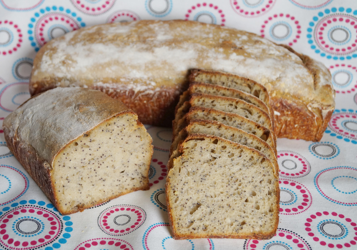 Chleb ziemniaczany z makiem na zakwasie foto
