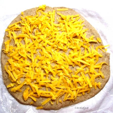 Krok 3 - chleb "zrolowany" nadziewany buraczkami i serem cheddar foto