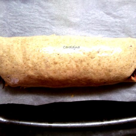 Krok 6 - chleb "zrolowany" nadziewany buraczkami i serem cheddar foto