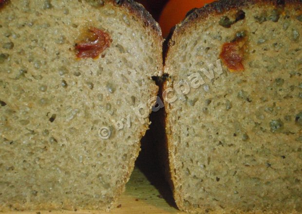 Fotografia przedstawiająca Chleb żytni 100% na zakwasie, z suszonymi pomidorami