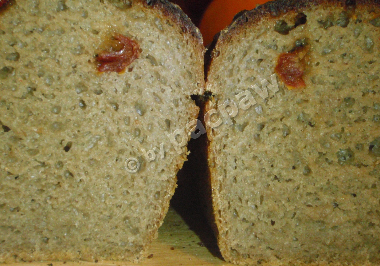 Chleb żytni 100% na zakwasie, z suszonymi pomidorami foto