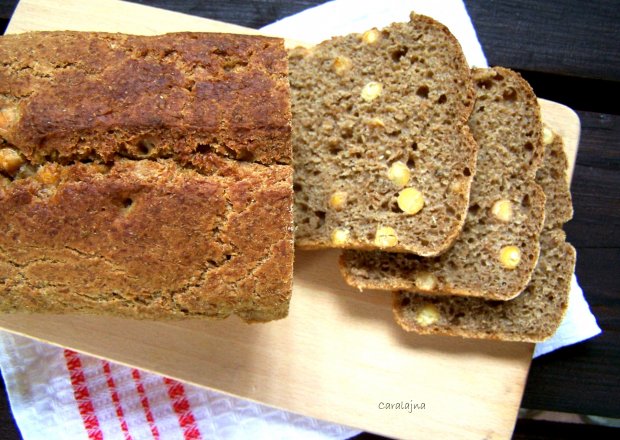 Fotografia przedstawiająca chleb żytni na zakwasie z cieciorką