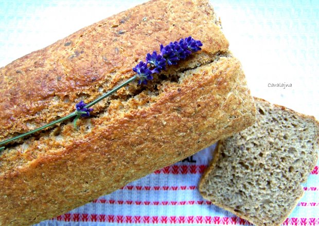 Fotografia przedstawiająca chleb żytni na zakwasie z lawendą