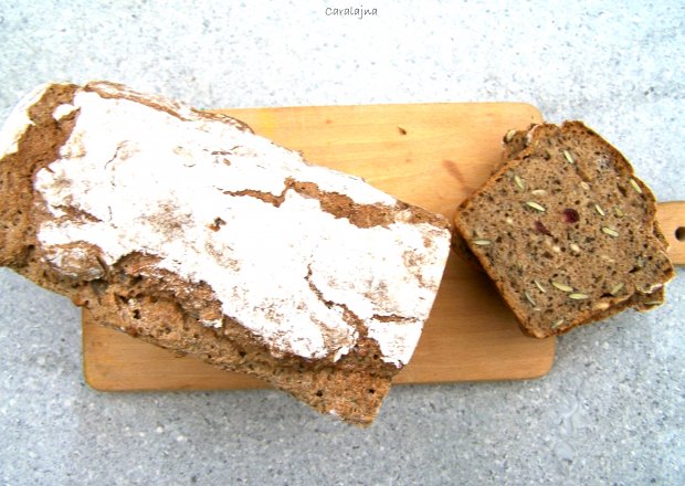 Fotografia przedstawiająca chleb żytni na zakwasie z nasionami i pestkami