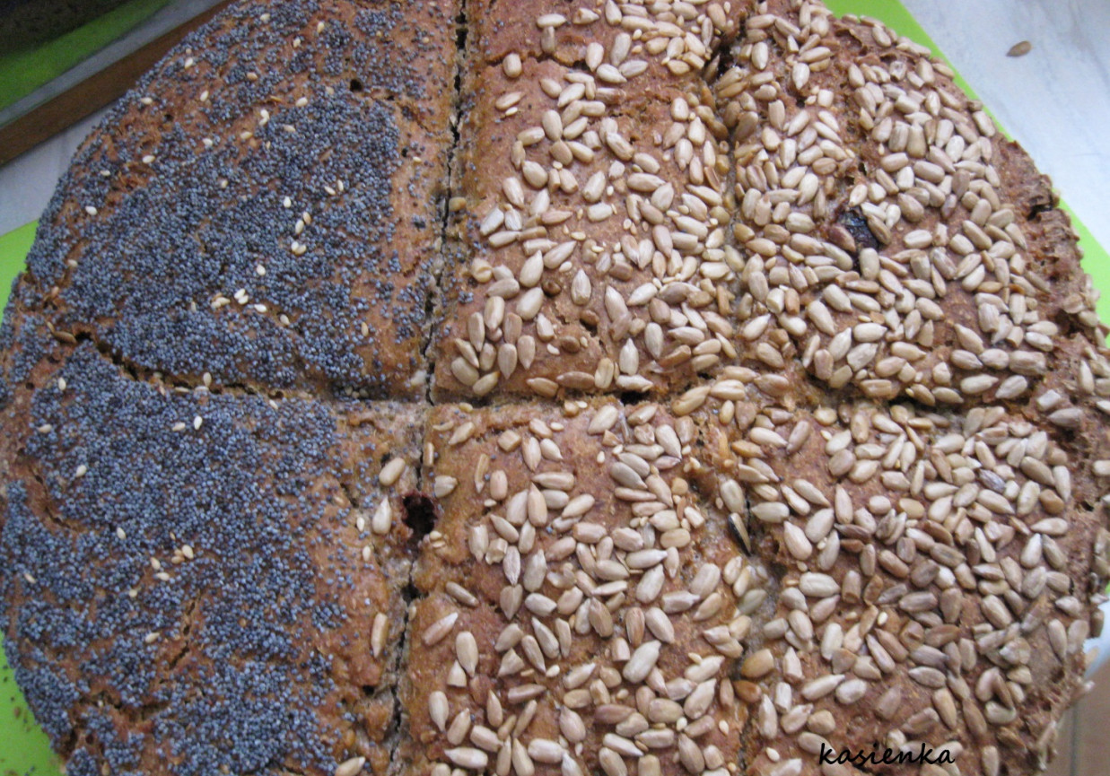 Chleb żytni razowy na zakwasie dwusmakowy   foto