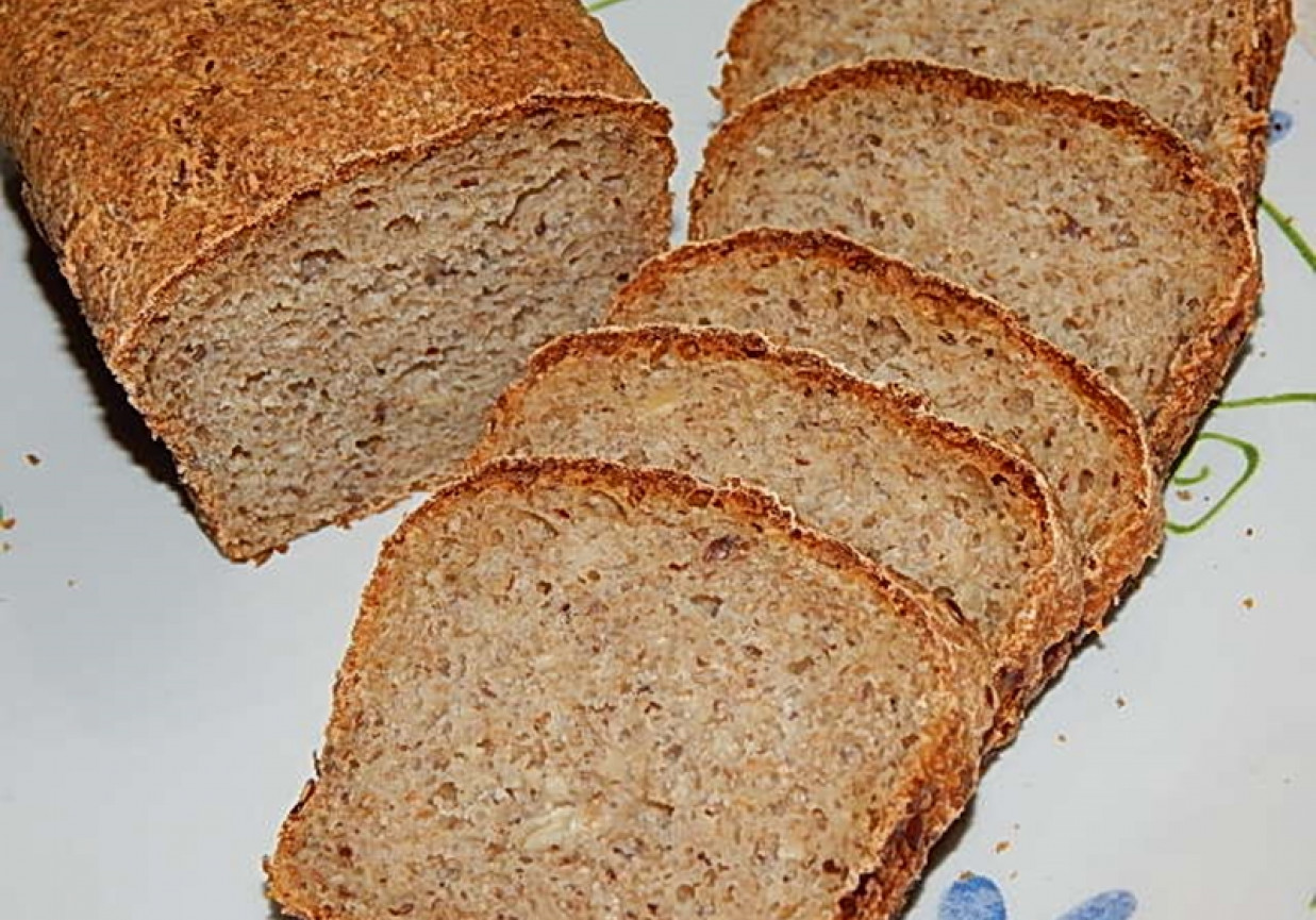 Chleb żytni razowy z maślanką i słonecznikiem foto