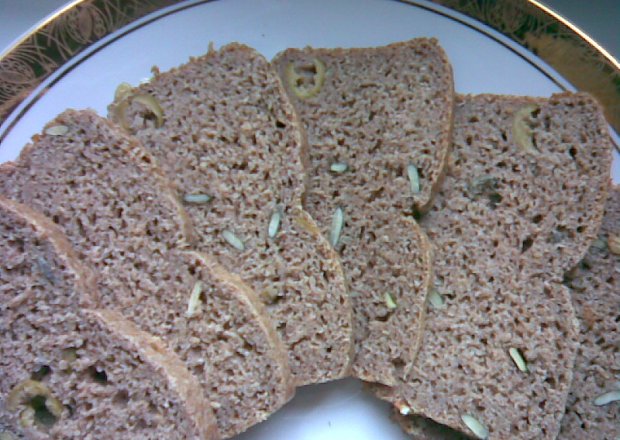 Fotografia przedstawiająca chleb żytni z oliwkami