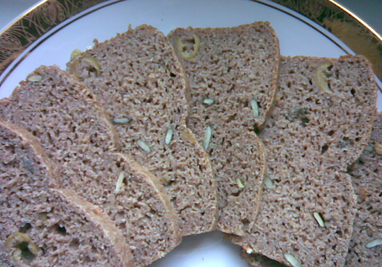 chleb żytni z oliwkami foto