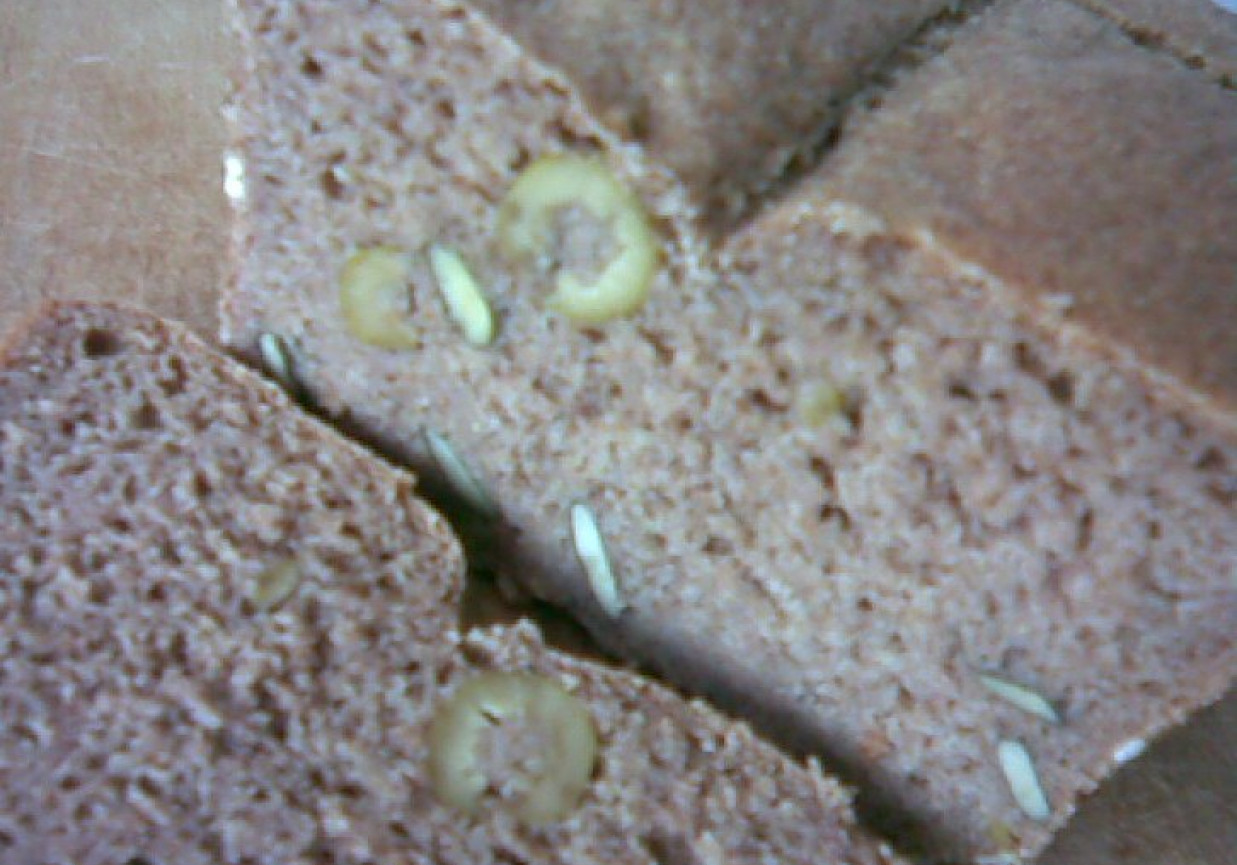 chleb żytni z oliwkami foto