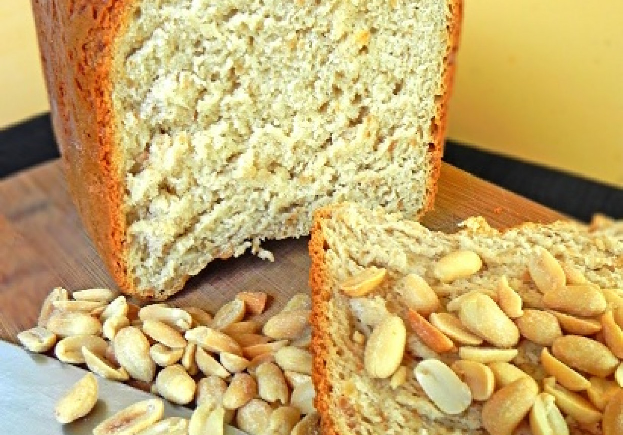 Chleb żytni z orzeszkami ziemnymi - z maszyny foto